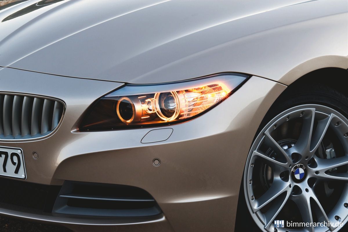 Der neue BMW Z4 sDrive35i - Frontscheinwerfer mit Dioden-Blinkleuchten