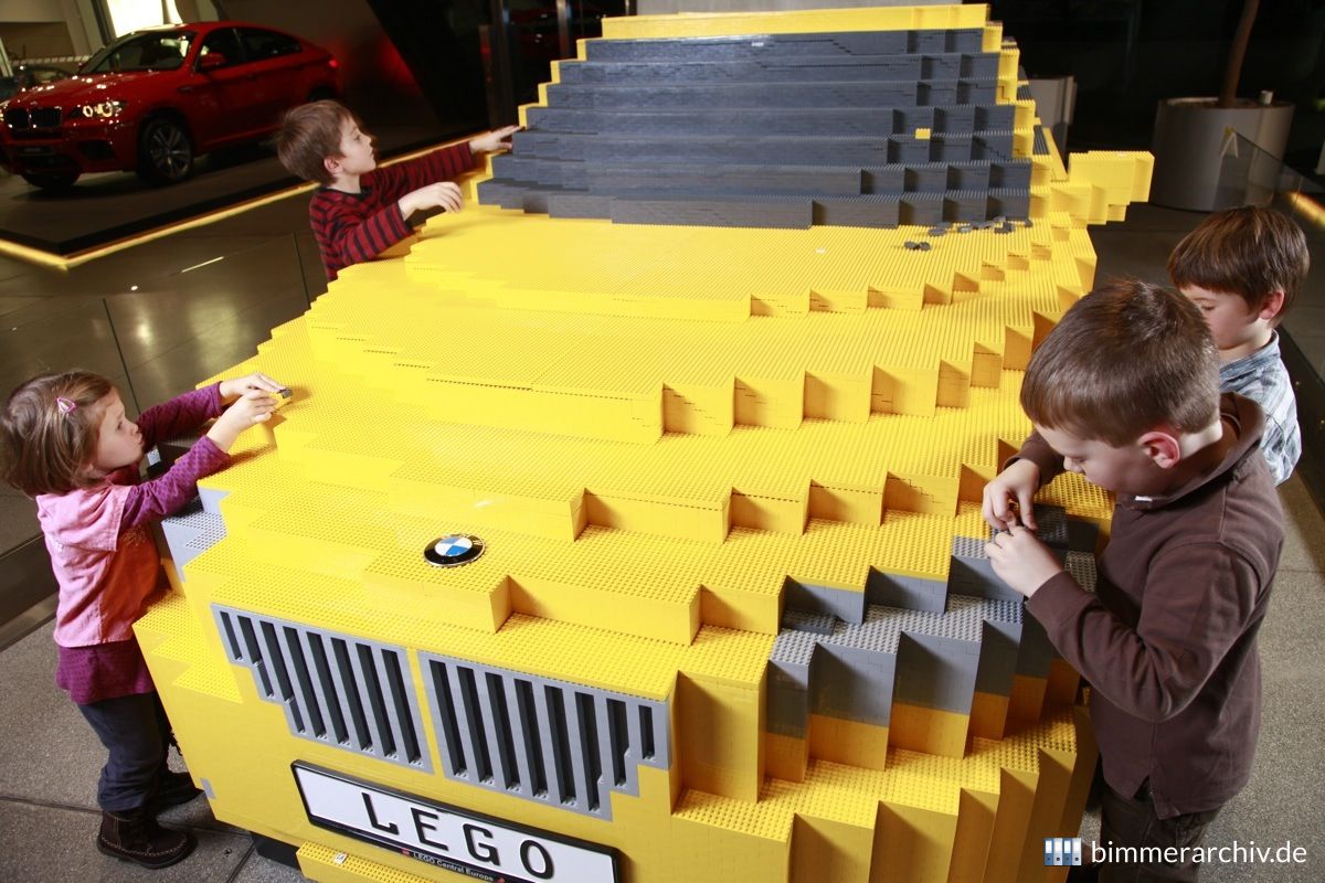 BMW X1 aus Lego in der BMW Welt