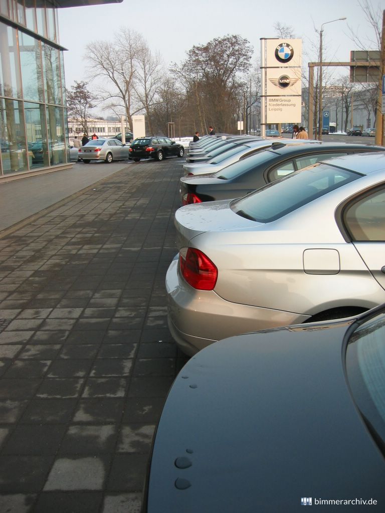 Neue BMW 3er vor der Niederlassung Leipzig
