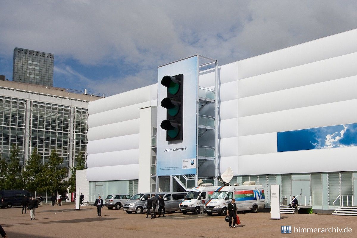 BMW Pavillon und die Riesenampel
