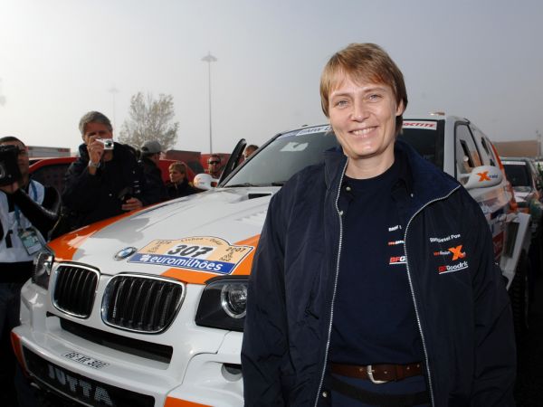 Jutta Kleinschmidt vor ihrem BMW X3 CC